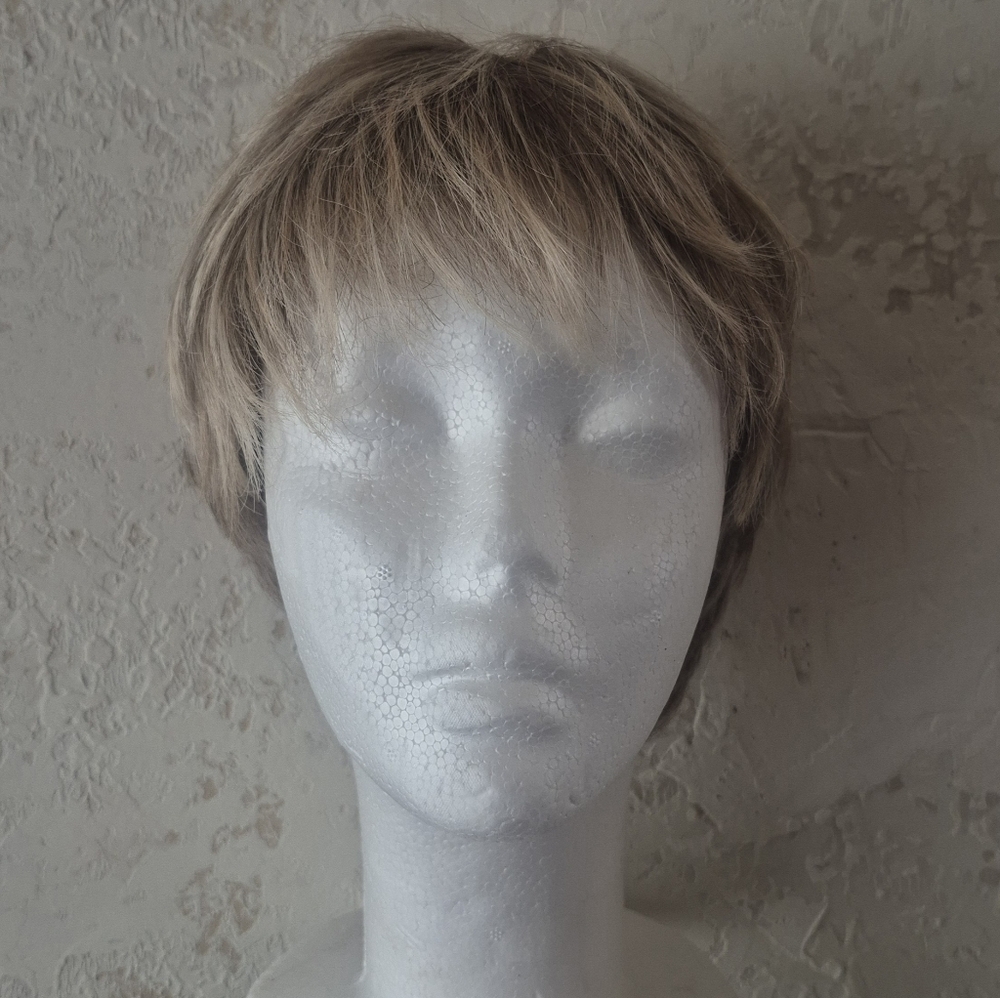 Short Blonde Wig With Highlights